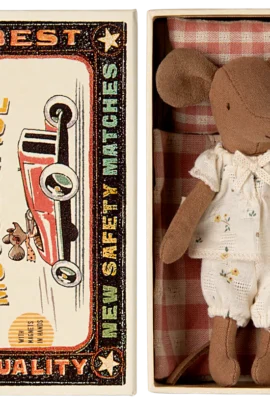 Alternative view of Grote zus muis in luciferdoosje / Big sister mouse in matchbox