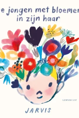 De jongen met bloemen in zijn haar