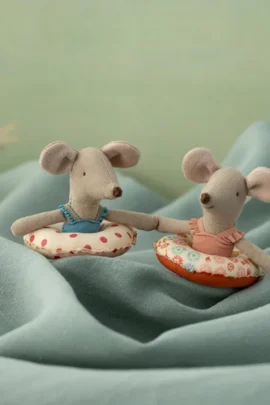 Alternative view of Strandmuisje kleine zus met zwemband